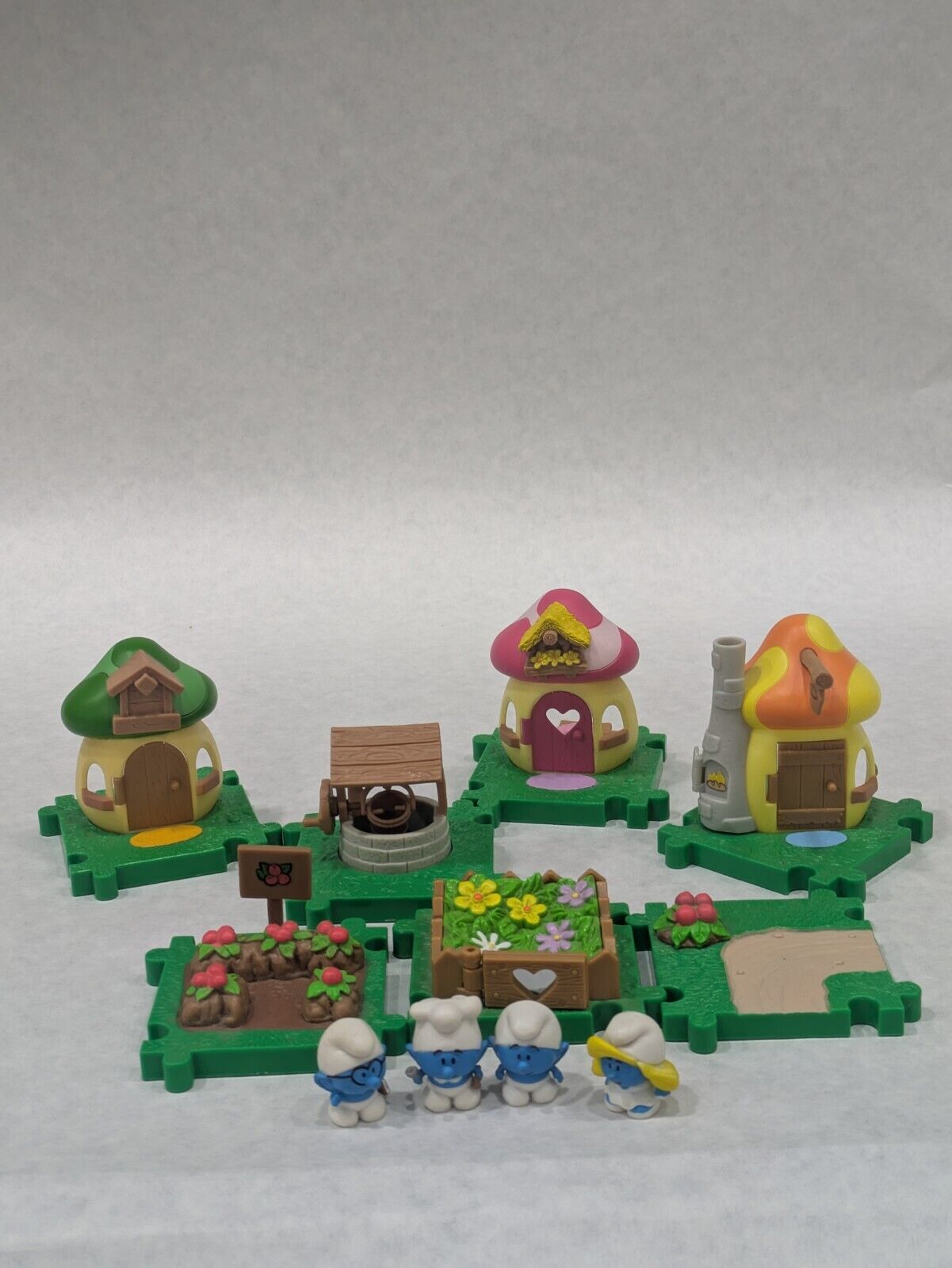 2013 Peyo Jakks Smurfs Micro Village 3 Houses 2gardens 1 Path 4 Figurines