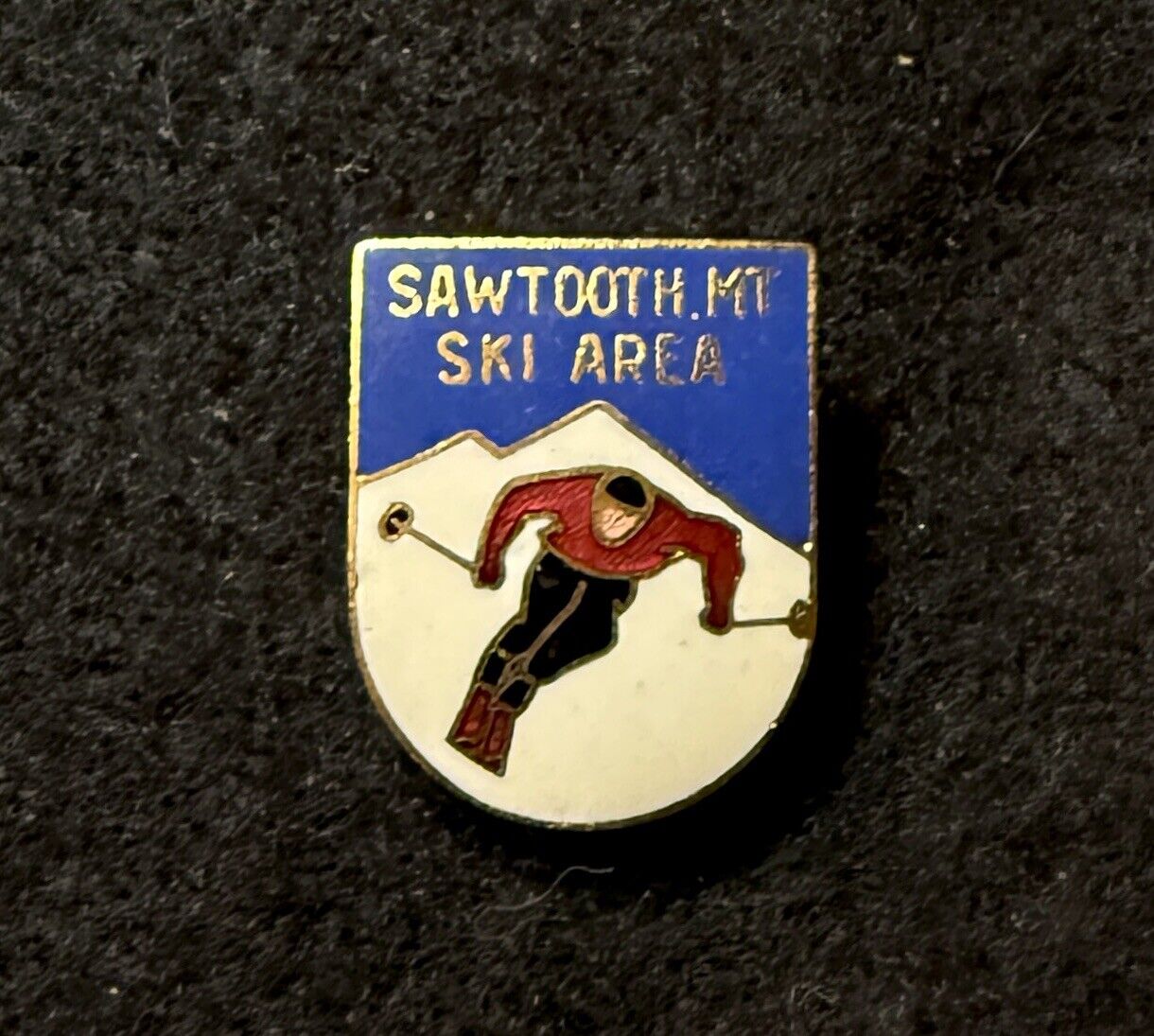 SAWTOOTH MOUNTAIN ‘Lost Area’ Ski Pin MINNESOTA Resort Souvenir Travel Lapel