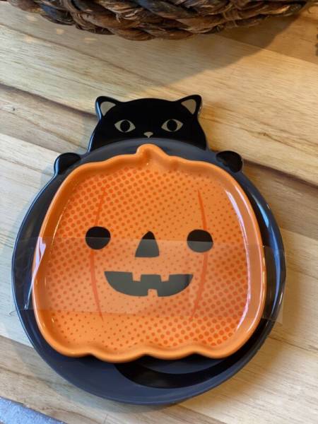 Starbucks Halloween Kitten & Pumpkin Plates Rare Brand New From Taiwan Set of 2 - Sold on eBay October 5th, 2024 for $99.99