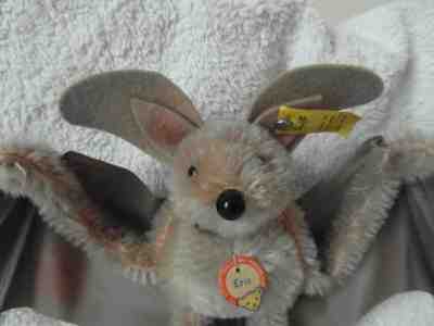 Steiff Moritz the Bat ぬいぐるみ Boris the Spooky Bat, 7 in, black - Steiff.com