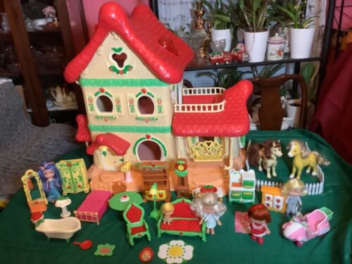 Vintage 1983 Strawberry Shortcake Very Berry Happy Home Doll House & Accessories