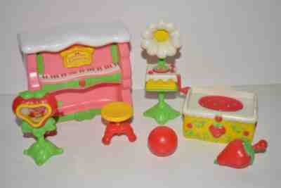 Kenner Strawberry Shortcake Doll Berry Happy Home Fancy Fun Room Complete mint