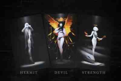 STUNNING - SOLD OUT TRUE BLACK TAROT DECK - INCREDIBLE ART WORK Â 