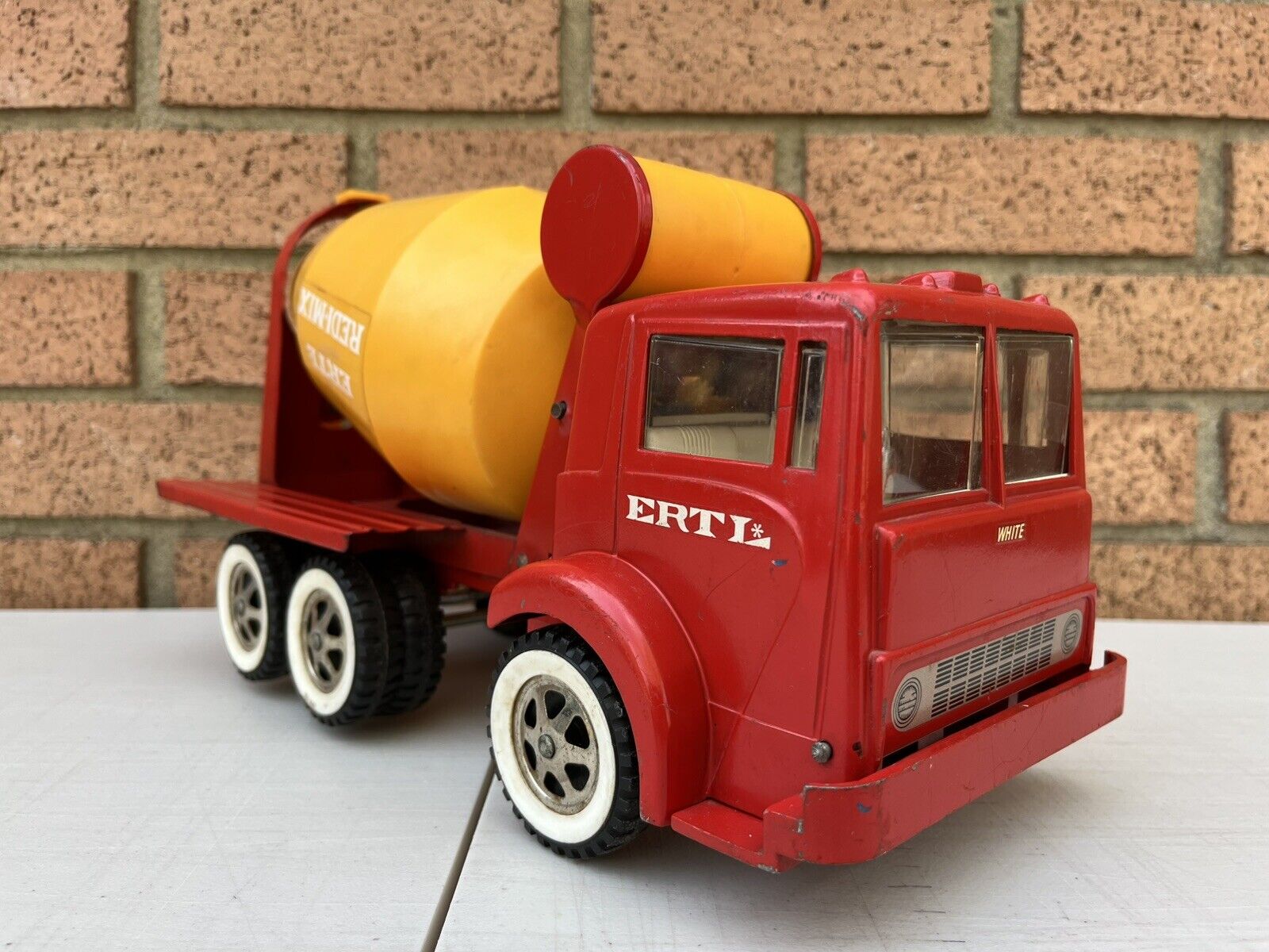 Ertl White COE Cement Truck Redi-Mix Very Nice Condition HTF