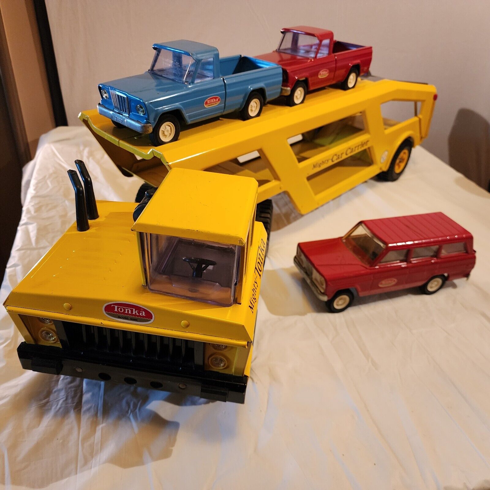 Vintage 1968 Mighty Tonka Car Carrier w/3 Jeeps – Rare Collectible