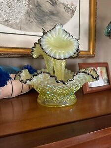 Rare Fenton Opalescent Vaseline Glass Diamond Lace 3 Horn Epergne Crest