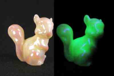 Fenton Glass Burmese Carnival Sitting Squirrel Rare - Glows Black Light Uranium