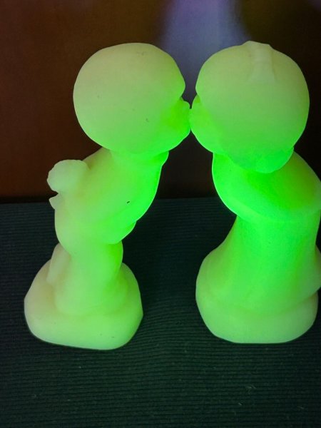 VINTAGE FENTON GLASS URANIUM KISSING BOY & GIRL COUPLE EXC /LABEL