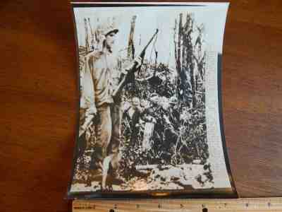 WW2 PRESS PHOTO wounded Marine demolition team Peleliu Palau Islands 10/2/44 