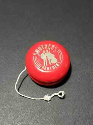 Vintage 80's wooden SMOTHER BROTHERS - KODAK  yo-yo by HUMMINGBIRD slvr embossed