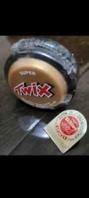  1998 RUSSELL SUPER TWIX SKITTLES YOYO + CHAMPIONSHIP CHAMPION BADGE