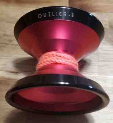 Offset yoyos Outlier 2 II bimetal yoyo. Pink w/ black rims.